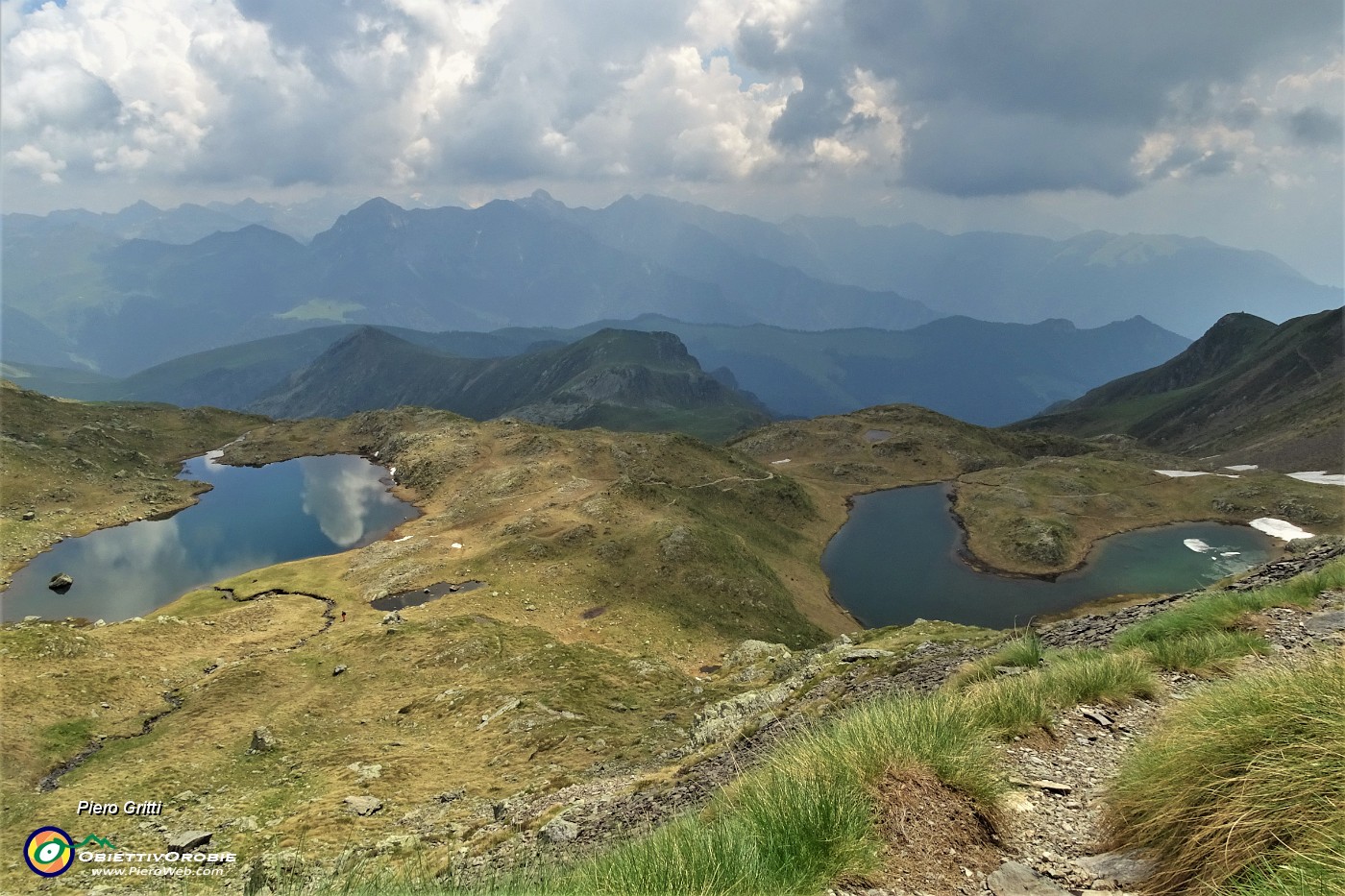 35 Vista sui Laghetti di Ponteranica salendo al Monte Ponteranica.JPG